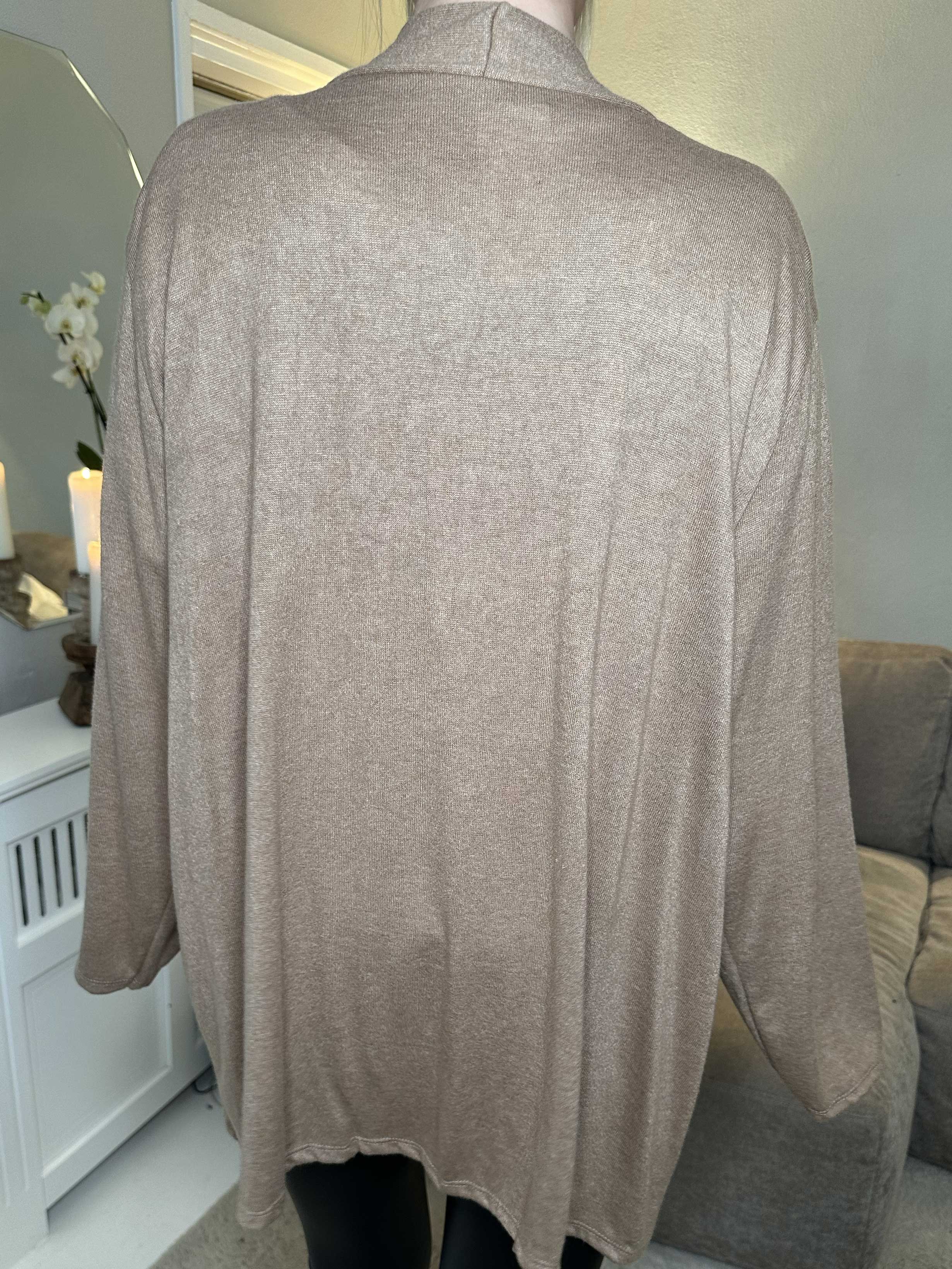 Lilja - Mjuk kofta med liten volangkant